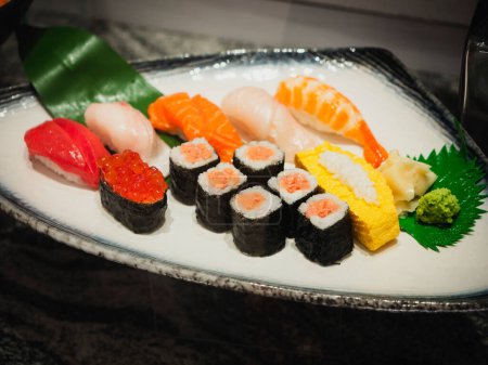 Téléchargez les photos : Set de sushis japonais Modèle d'affichage Menu du restaurant - en image libre de droit