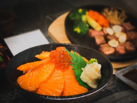 Téléchargez les photos : Salmon riz bol japonais restaurant nourriture modèle affichage - en image libre de droit