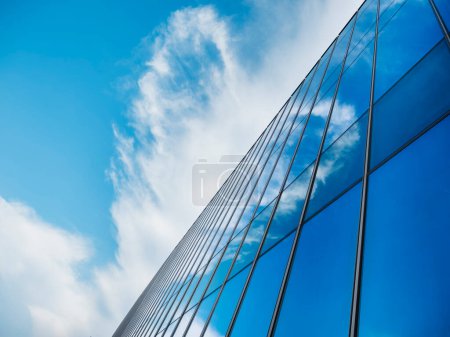 Téléchargez les photos : Bâtiment moderne Façade en verre avec réflexion du ciel Détails d'architecture - en image libre de droit