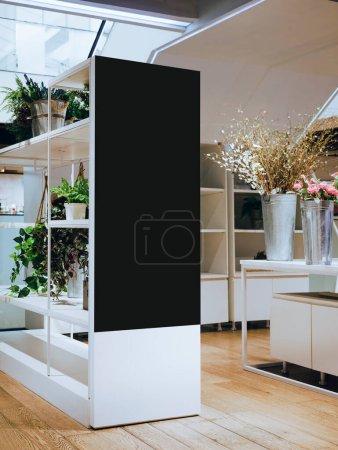 Téléchargez les photos : Maquette bannière tableau noir blanc avec étagère Boutique de fleurs d'intérieur Publicité - en image libre de droit