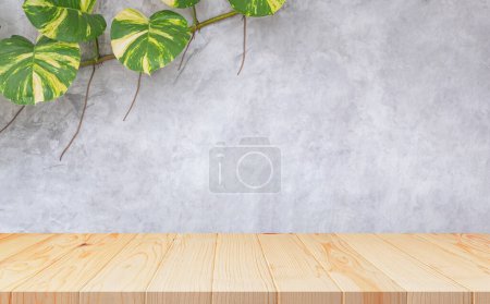 Téléchargez les photos : Empty wooden table with creeper plant growing on loft cement Wall Background, suitable for Product Display Presentation - en image libre de droit