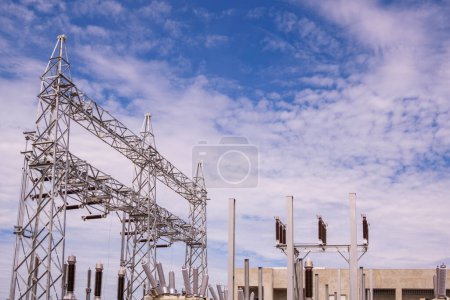 Foto de Estructura y equipo de pilón eléctrico de alto voltaje con subestación de edificio de distribución de energía en construcción en el área de la obra - Imagen libre de derechos