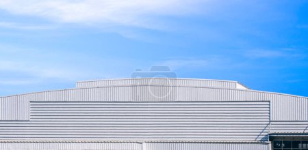 Foto de Gran edificio industrial de aluminio blanco con techo de cúpula en estilo moderno sobre fondo azul cielo en vista panorámica - Imagen libre de derechos