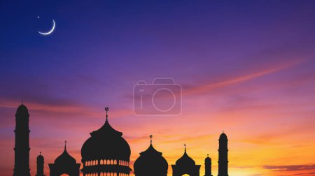 Silhouette Moschee Kuppeln mit Halbmond auf buntem Dramatic Twilight Himmel Hintergrund, Symbol islamische Religion Ramadan und Freiraum für Text Eid al-Adha, Eid al-fitr, Mubarak, Illustration