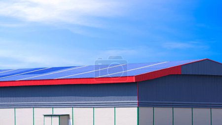 Foto de Gran edificio de almacén de alquiler con techo de acero a dos aguas de aluminio sobre fondo azul cielo - Imagen libre de derechos