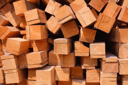 Viele Holzstapel aus den alten Holzpaletten werden für Wiederverwendungs- und Recyclingkonzept auseinandergenommen