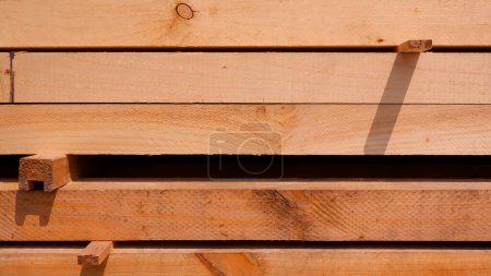Reihe von großen Harthölzern im horizontalen Muster gestapelt, Holz Baumaterial Hintergrund