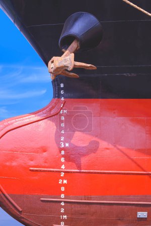 Foto de Borrador de números de marca en la superficie del casco de metal rojo y negro del buque petrolero después de los trabajos de renovación, primer plano y marco vertical - Imagen libre de derechos