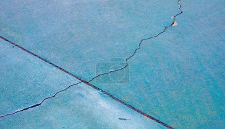 Crack lignes texture sur le vieux vert endommagé surface de plancher de pierre agrégée exposée de l'extérieur terrain de basket-ball arrière-plan