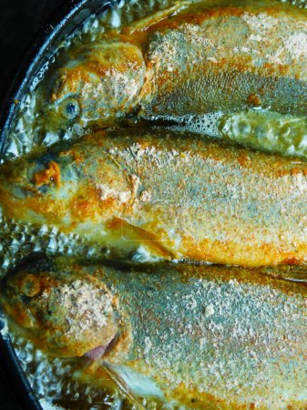 Téléchargez les photos : Gros plan photo de fond de poisson frit dans l'huile - en image libre de droit
