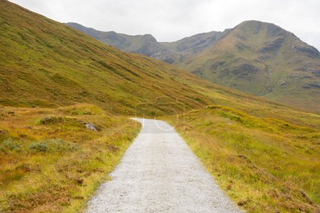 Téléchargez les photos : Chemin de montagne dans les Highlands, Écosse - en image libre de droit