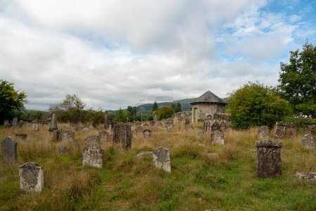 Téléchargez les photos : Ancien cimetière dans les Highlands d'Écosse - en image libre de droit