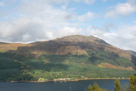Téléchargez les photos : Reflet d'un nuage dans une montagne des Highlands, en Écosse - en image libre de droit
