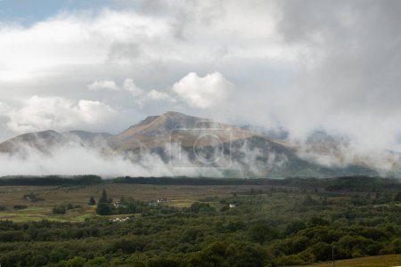 Téléchargez les photos : Un mélange de brouillard et de nuages au-dessus d'une montagne des Highlands, en Écosse - en image libre de droit
