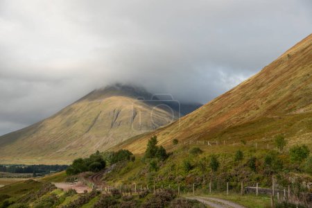 Téléchargez les photos : Un chemin de fer se perd dans la vallée des Highlands, en Écosse - en image libre de droit