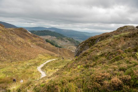 Téléchargez les photos : Vallée par une journée nuageuse dans les Highlands, en Écosse - en image libre de droit