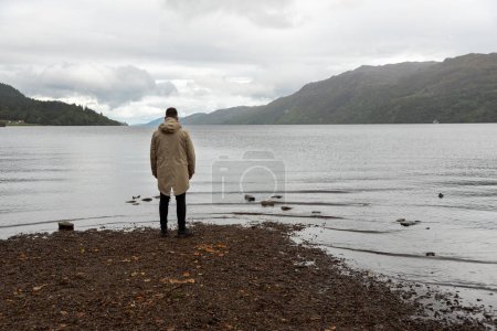 Téléchargez les photos : Lac Ness et une personne qui regarde - en image libre de droit