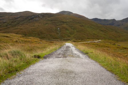 Téléchargez les photos : Route humide dans les montagnes des Highlands, en Écosse - en image libre de droit