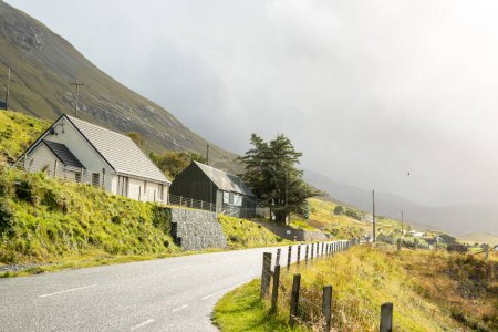Téléchargez les photos : Maisons après une tempête dans les Highlands, en Écosse - en image libre de droit
