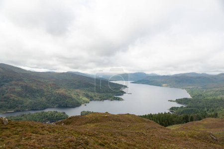 Téléchargez les photos : Vue élevée d'un lac dans les trossachs des Highlands, en Écosse - en image libre de droit