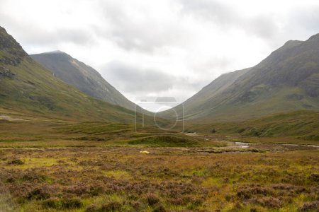 Téléchargez les photos : Vallée pleine de nature dans les Highlands, Écosse - en image libre de droit