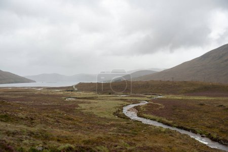 Téléchargez les photos : L'eau dans un paysage avec des nuages dans les Highlands, en Écosse - en image libre de droit