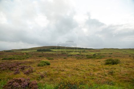 Téléchargez les photos : Paysage avec ciel nuageux dans les Highlands, Écosse - en image libre de droit