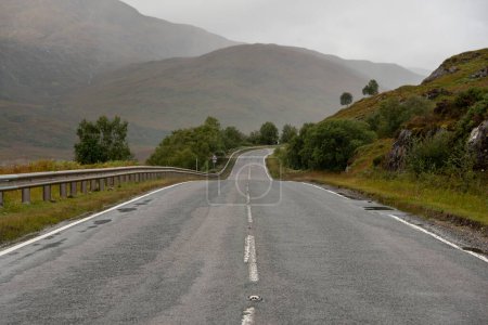 Téléchargez les photos : Vieille route dans les hauts plateaux, Écosse - en image libre de droit
