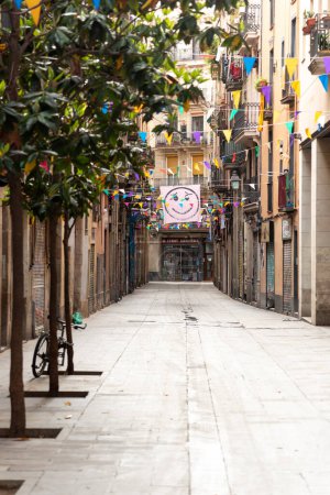 Foto de Las animadas calles del Raval, Barcelona, España, cobran vida por la noche con música, risas y el tintineo de los vasos - Imagen libre de derechos