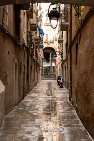 Foto de Las sinuosas calles del Raval, Barcelona, España, ofrecen infinitas oportunidades para la exploración y el descubrimiento, con sorpresas a la vuelta de cada esquina - Imagen libre de derechos