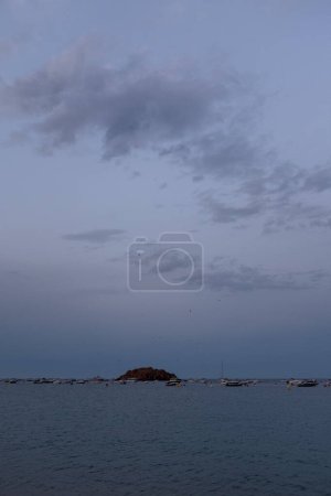 Foto de El sol se pone sobre las arenas doradas de Tossa de Mar, España, proyectando un cálido resplandor sobre la playa - Imagen libre de derechos