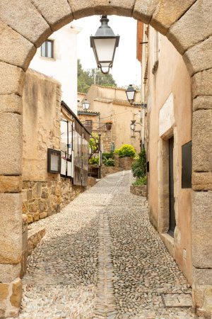 Foto de Tossa de Mar, España - Una calle encantadora en el casco antiguo histórico lleno de tiendas y restaurantes - Imagen libre de derechos