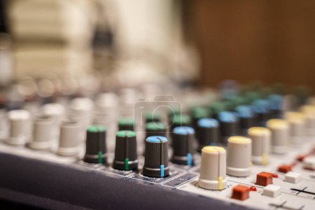 Téléchargez les photos : Console de mixage analogique sonore. - en image libre de droit