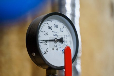Téléchargez les photos : Manomètre de pression pour mesurer installé dans des systèmes d'eau ou de gaz. se concentrer sur le manomètre de pression. Équipement de plomberie. - en image libre de droit