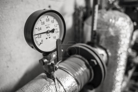 Téléchargez les photos : Manomètre de pression pour mesurer installé dans des systèmes d'eau ou de gaz. se concentrer sur le manomètre de pression. Équipement de plomberie. - en image libre de droit