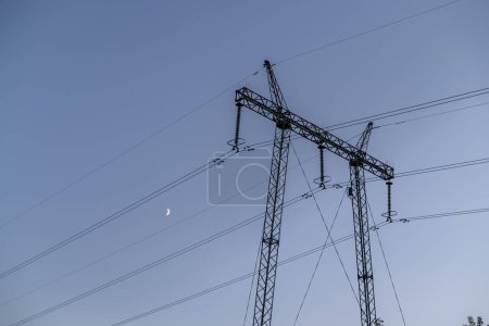 Téléchargez les photos : Ligne électrique sur le fond du ciel bleu. - en image libre de droit