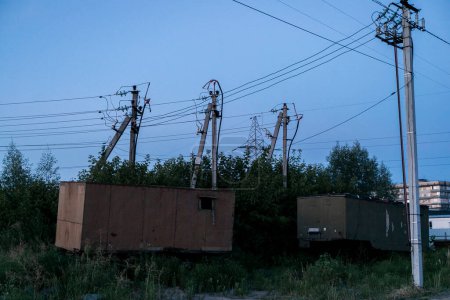 Téléchargez les photos : Ligne de transport d'électricité. Le ciel du soir est en arrière-plan. - en image libre de droit