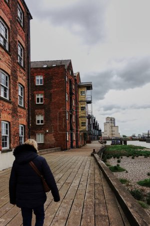 Téléchargez les photos : Walking by the River hull on a very wet day in Kingston upon Hull, Yorkshire, UK - en image libre de droit