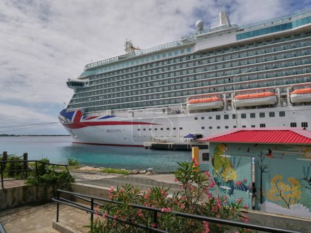 Téléchargez les photos : P&O cruise liner Britannia docked in Kralendijk, Bonaire, Leeward Antilles with a partial view of the Union Jack on its bow. - en image libre de droit