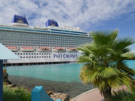 Foto de Side view of the British P&O cruise ship, Britannia moored in the port of Kralendijk, Bonaire, Leeward Antilles. The Britannia entered service in 2015 and spends winter in the Caribbean - Imagen libre de derechos