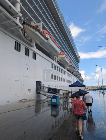 Téléchargez les photos : Les vacanciers embarquent sur le bateau de croisière P & O, Britannia après le temps à terre à Kralendijk, Bonaire, Antilles sous le vent en janvier. Le Britannia accueille principalement des touristes britanniques. - en image libre de droit