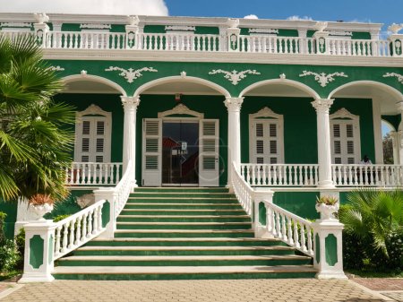 Téléchargez les photos : Bâtiment de style colonial hollandais peint en vert - l'une des nombreuses belles propriétés colorées de Willemstad, Curaçao, Antilles néerlandaises - en image libre de droit
