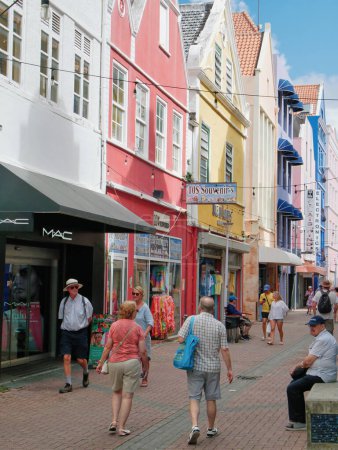 Téléchargez les photos : Les touristes descendent Heerenstraat, une vieille rue traditionnelle qui regarde les magasins à Willemstad, Curaçao, Antilles néerlandaises - en image libre de droit