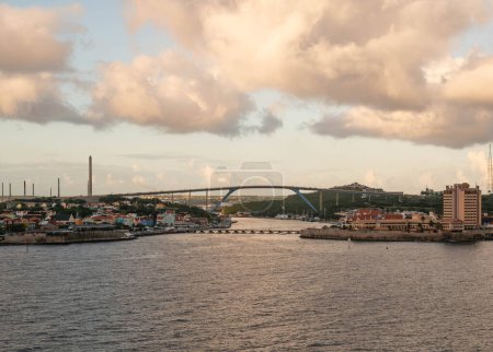 Téléchargez les photos : Ouvert en 1974, ce pont routier à quatre voies traverse la baie Sainte-Anne et mesure 56,4 mètres (185 pieds) de haut. Il est à son apogée et permet à la circulation de passer de Punda à Otrobanda à Willemstad, Curaçao, Antilles néerlandaises. - en image libre de droit