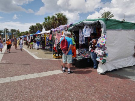 Téléchargez les photos : Touristes parcourant un marché à Willemstad, Curaçao, Antilles néerlandaises par une journée d'hivers secs et lumineux - en image libre de droit