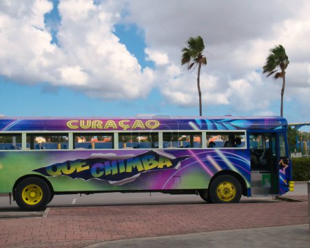 Téléchargez les photos : Bus touristique coloré et vivement peint à Willemstad, Curaçao, Antilles néerlandaises - en image libre de droit