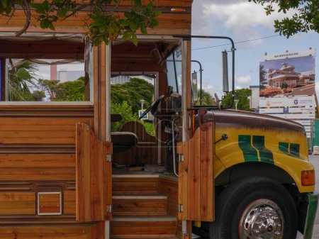 Téléchargez les photos : Vue d'entrée d'une menuiserie et de la peinture lumineuse d'un bus touristique sur Curaçao - en image libre de droit