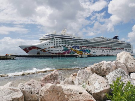 Téléchargez les photos : Le navire de croisière norvégien Jewel amarré à Willemstad, Curaçao, Antilles néerlandaises - en image libre de droit