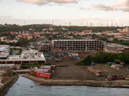 Téléchargez les photos : Un grand bâtiment en construction à Willemstad, la capitale de Curaçao, aux Antilles néerlandaises - en image libre de droit