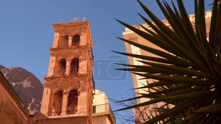 El campanario en el fondo de las montañas en el monasterio de Santa Catalina.. Sinaí Egipto